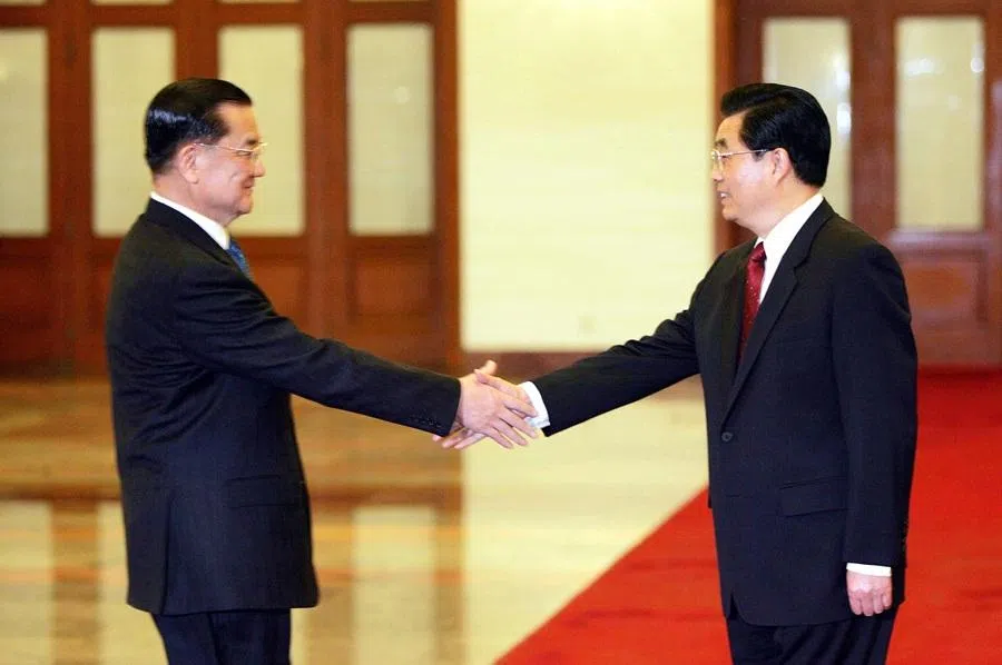 Chinese Communist Party General Secretary Hu Jintao (right) shakes hands with visiting Kuomintang chairman Lien Chan in Beijing, 29 April 2005. (CNS)