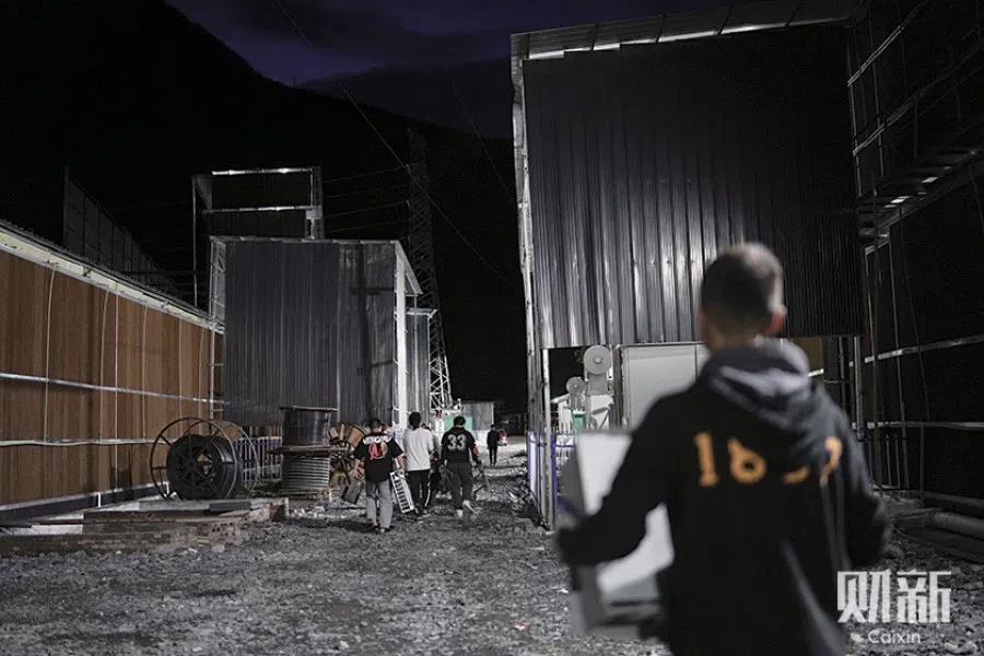 Employees pack up and leave a mining centre on 19 June 2021 following its closure. (Ding Gang/Caixin.)