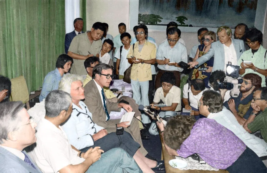 In 1980, US vice-presidential candidate George H.W. Bush visited mainland China and spoke to the media. As the first unofficial envoy to China, Bush was familiar with China's workings, and his appointment as US vice president would affect US policy towards China.