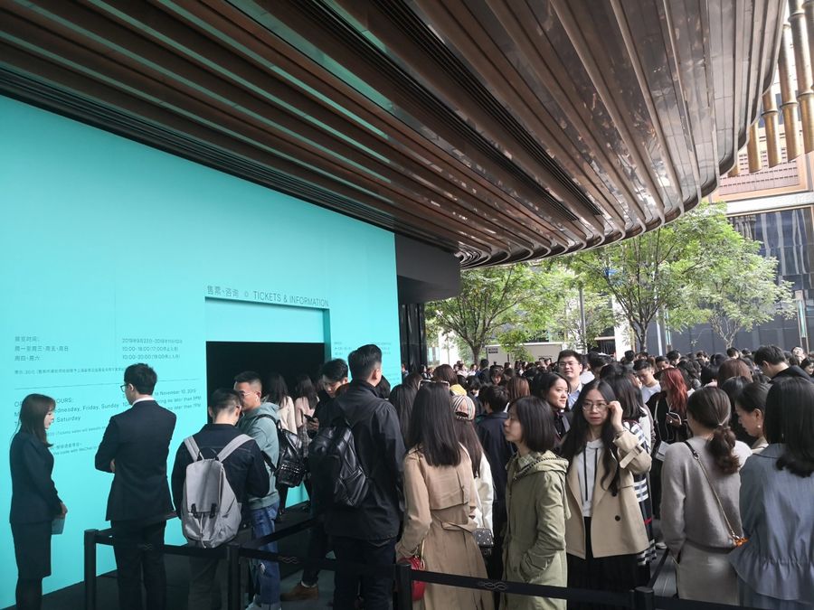 Tiffany & Co.'s grand exhibition in Shanghai drew a large crowd, all eager to experience Tiffany's big blue world. (Photo: Yang Danxu)