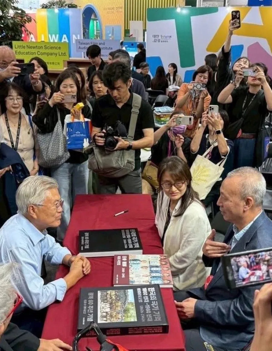 On 19 June 2025, I had an unexpected historical dialogue with former South Korean President Moon Jae-in at the Seoul International Book Fair.