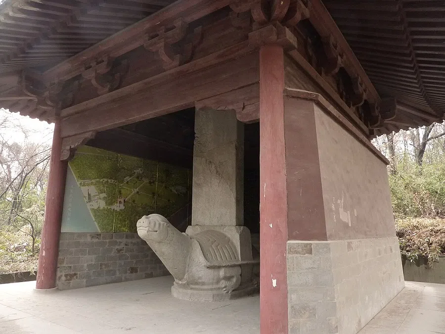 The Sultan of Brunei Tomb site in Nanjing. It sits in a restored stele pavilion, decorated with information boards about Brunei and Sino-Bruneian relations. (Photo: Vmenkov/Licensed under CC BY-SA 3.0)
