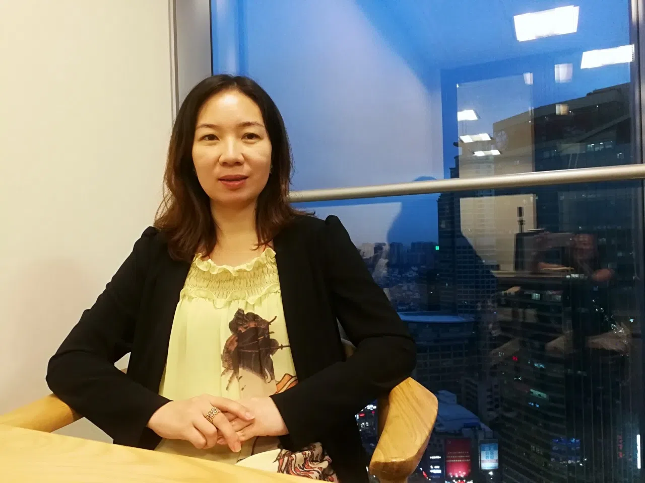 Huang Juan notes that "jobs both inside and outside 'the system' can enrich one's life, and they each have their own advantages and disadvantages. (Photo: Zeng Shi)