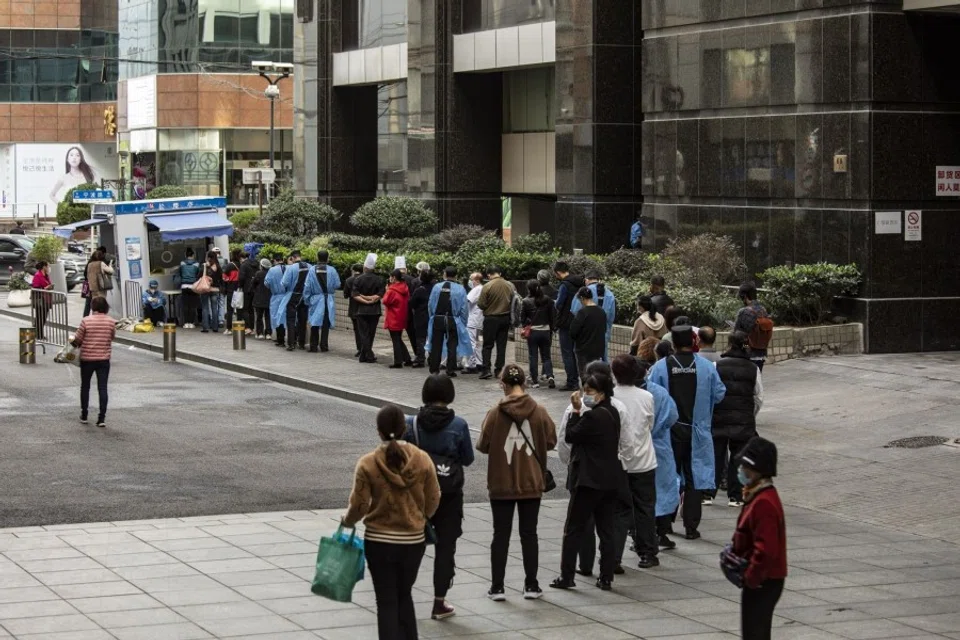 Residents queue at a Covid-19 testing station in Shanghai, China, on 6 November 2022. China will "unswervingly" adhere to its current Covid-19 controls as the country faces increasingly serious outbreaks, health officials said, damping hopes that Beijing will ease its stringent policies that have put cities and factories under prolonged lockdowns. (Qilai Shen/Bloomberg)