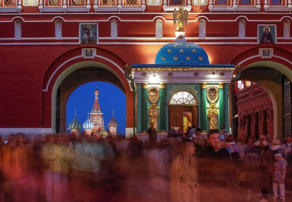 People walk through Red Square's Resurrection Gate with backdrop of St. Basil's cathedral at the City Day celebrations in Moscow, Russia, 10 September 2022. (Shamil Zhumatov/Reuters)