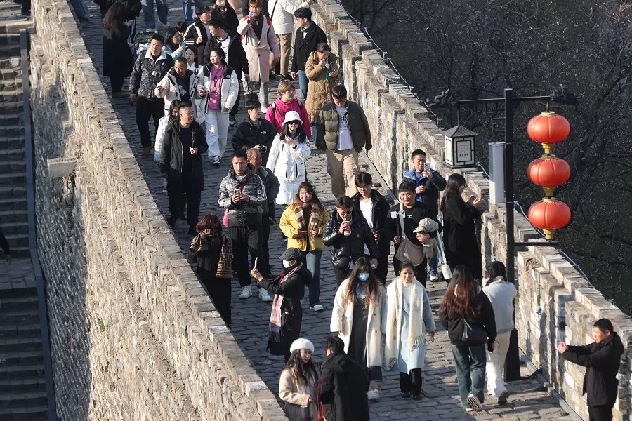 People walk along the City Wall of Nanjing in Jiangsu province, China, on 1 January 2025. (CNS)