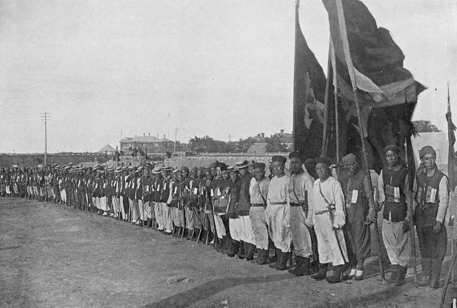 Chinese patrols at a Chinese camp cannot stop the enemy, and can only fall in with Japanese and Russian troops, 1905. The Qing soldiers in the photo are still wearing traditional uniforms and raising their standards. Compared to the Japanese and Russians, especially the modernised Japanese troops, they seem to be stuck in ancient times, in terms of equipment and appearance. In the ten years since the First Sino-Japanese War of 1895, Japan had become much more powerful. Its defeat of Russia shocked the world, while China was unable to recover from its war defeat. The incompetent Qing court lacked the knowledge and resolve to reform. From the Hundred Days' Reform led by officials Kang Youwei and Liang Qichao, to the Boxer Rebellion, things went downhill and China was unable to extricate itself. The intellectuals of the time lost all hope for the Qing court. After the end of the Russo-Japanese War, Sun Yat-sen established the Tongmenghui in Tokyo, and Chinese students in Japan flocked to join. The Tongmenghui had over 300 members at the start; this number grew to over 10,000 in less than a year. Their revolutionary efforts made great progress, driving a new wave in history.