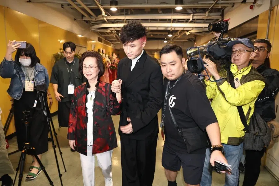 Taiwanese writer Qiong Yao (left, wearing spectacles) with Hong Kong singer Leo Ku (right, in black suit) at a concert in Taiwan this year to honour the 60th anniversary of the release of Qiong Yao's debut novel Beyond the Window. (SPH Media)