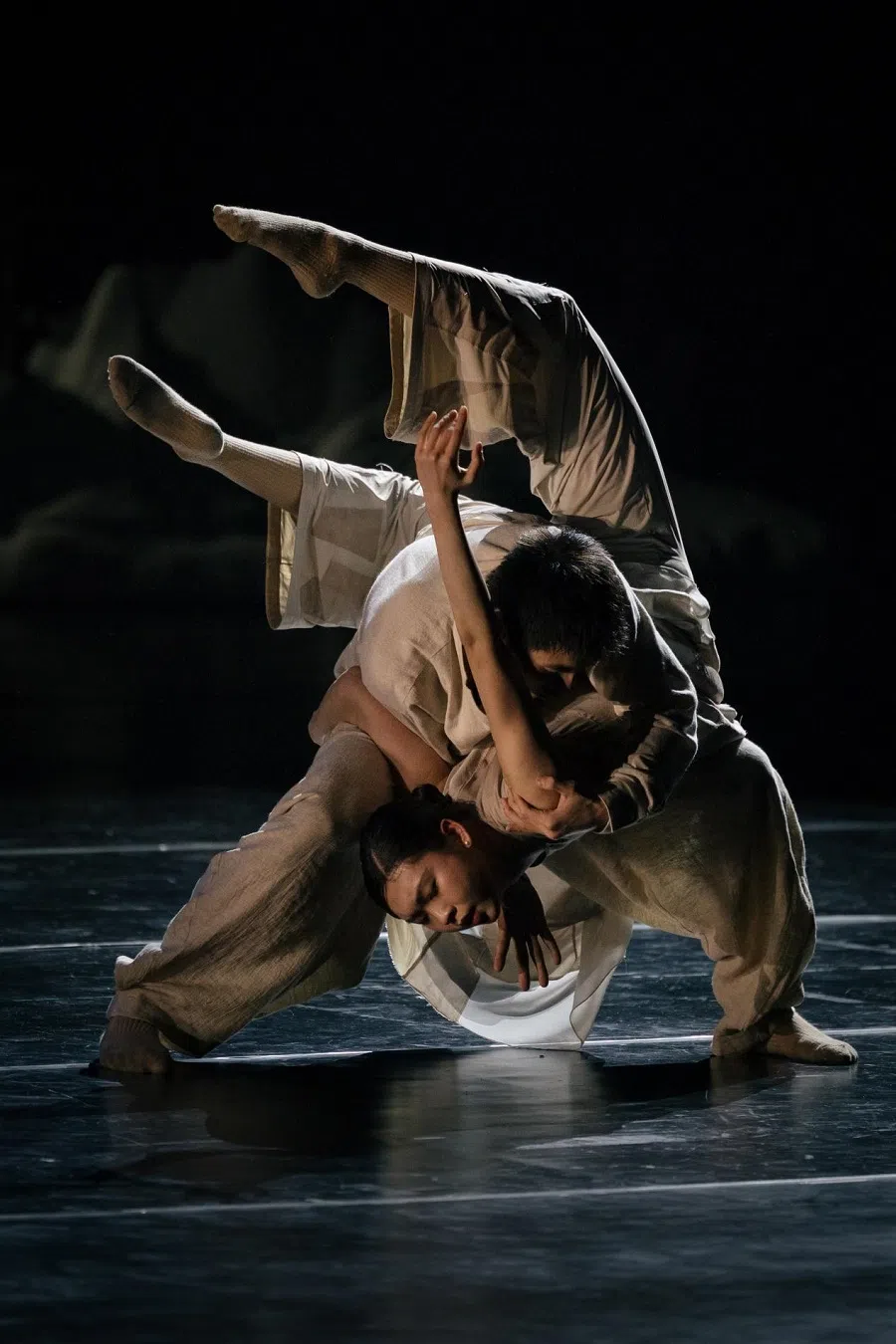 This impressive move is just one example of what the Luxembourg Times calls Xie Xin’s attempt to push flexibility “to its limits, creating movements that seem humanly impossible”.