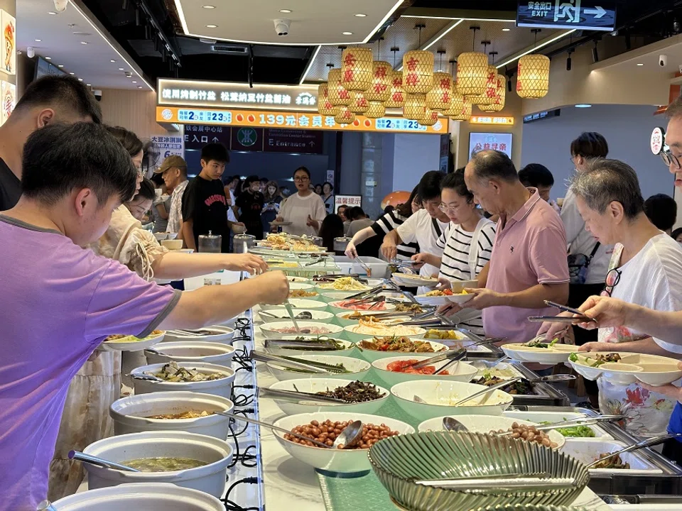 People flock to eat vegetarian buffet restaurant Su Man Xiang’s 29 RMB buffet.
