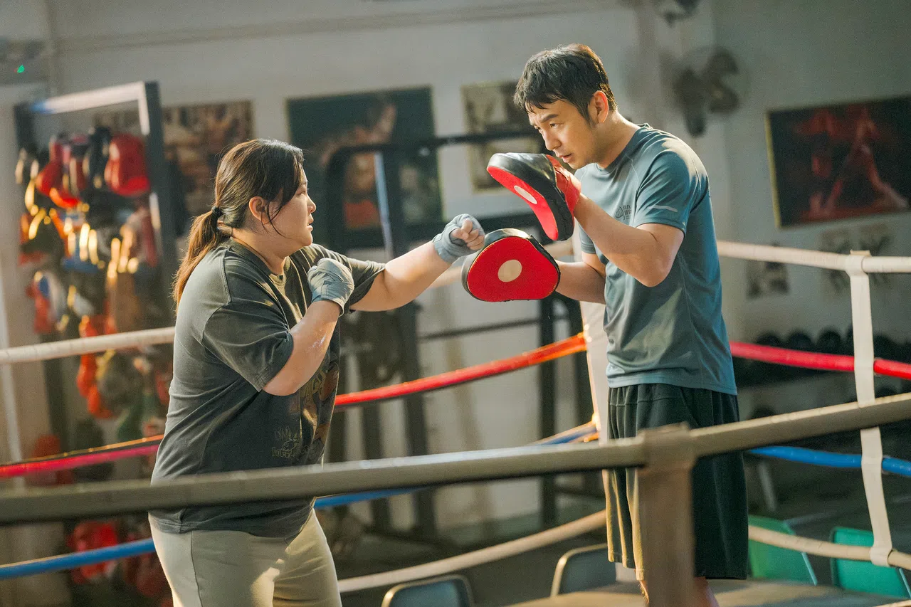 Movie still: Yolo starring Jia Ling (left) and Lei Jiayin.