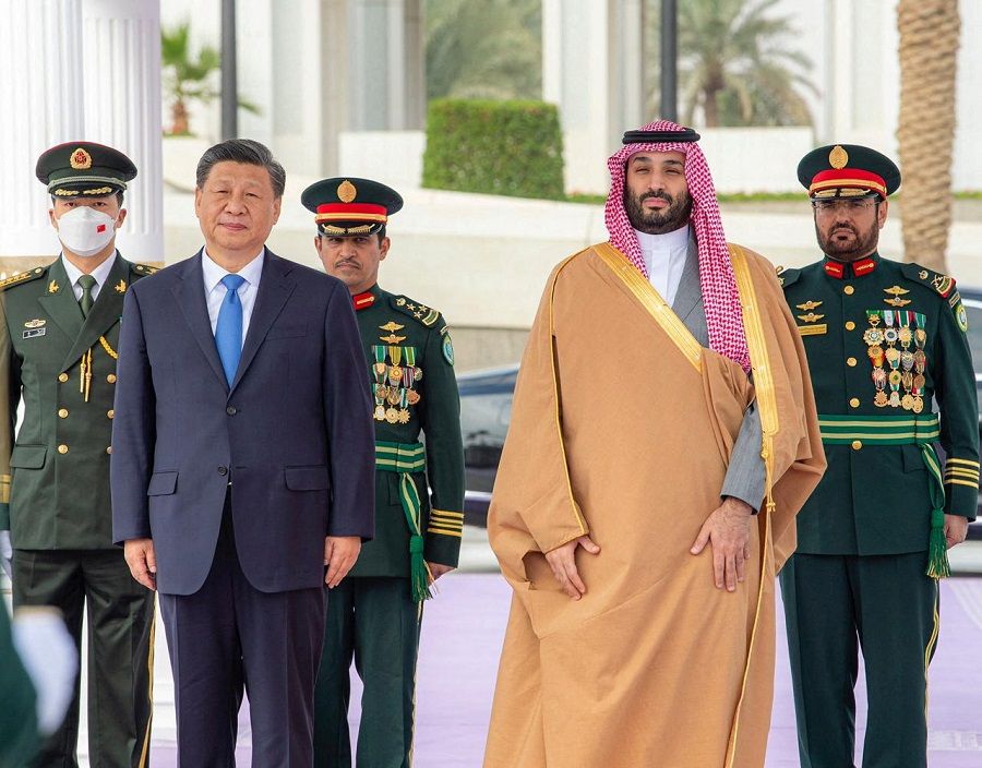 Saudi Crown Prince Mohammed bin Salman welcomes Chinese President Xi Jinping in Riyadh, Saudi Arabia, 8 December 2022. (Saudi Press Agency/Handout via Reuters)
