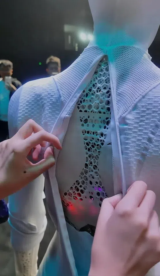 Unzipping the back of the robot IRON. (Screen grab from He Xiaopeng’s Douyin)