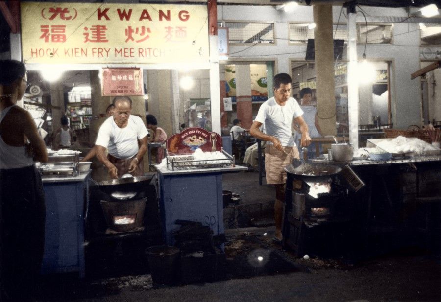 A stall selling Hokkien fried noodles in the 1950s, Singapore. The Chinese in Singapore were mainly emigrants from the Guangdong and Fujian provinces of China, and their food reflects the characteristics of their hometown. But fried Hokkien noodles is a dish unique to Singapore.
