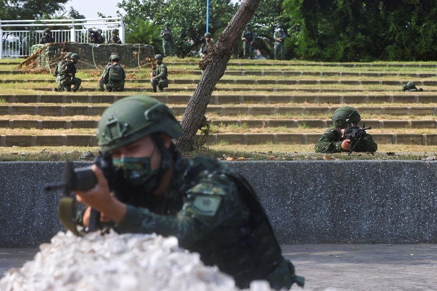 Soldiers take position during Taiwan's annual "Han Kuang" exercise in New Taipei City, Taiwan, 27 July 2022. (Ann Wang/Reuters)
