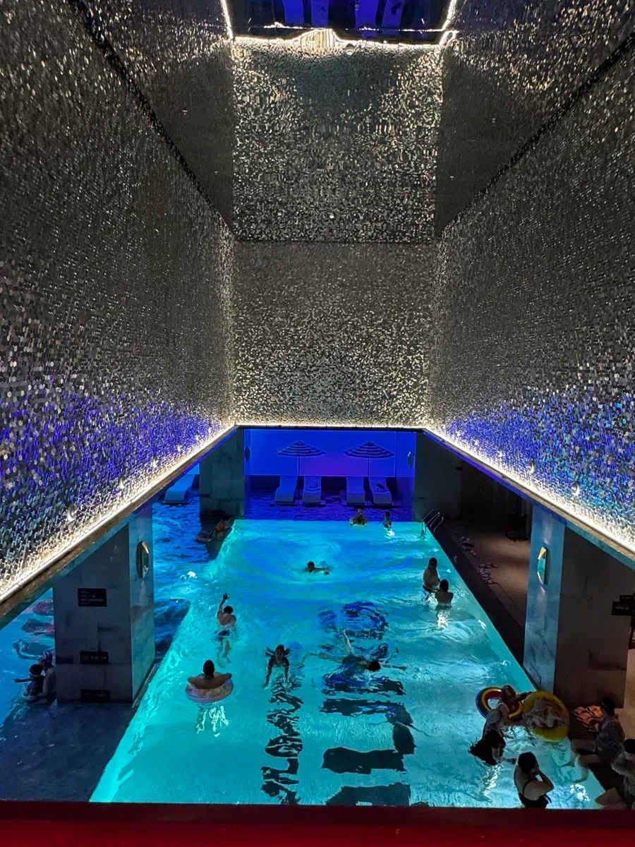 Shenyang’s “bathing economy” has gained widespread popularity, with bathing and leisure services gradually integrating with dining, entertainment and accommodation to form a comprehensive consumption experience. The photo shows the swimming pool area of ​​the Muli Muwai bathing centre in Shenyang, on 14 August 2026.