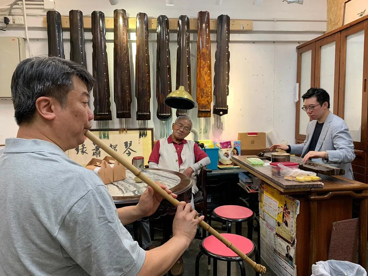 Master Choi Chang Sau serenaded by the author on the xiao (箫) which he made, and Dr John Yiu, an accomplished guqin player and scholar. All the guqins in this photo are made by Master Choi.