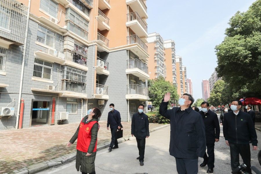 Chinese President Xi Jinping waves to residents who are quarantined at home and sends regards to them at a community in Wuhan, 10 March, 2020. (Xinhua via REUTERS)