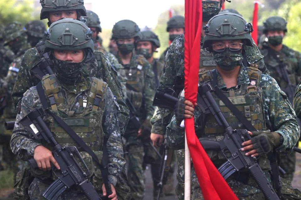 Soldiers march to position during an anti-invasion drill on the beach during the annual Han Kuang military drill in Tainan, Taiwan, 14 September 2021. (Ann Wang/Reuters)