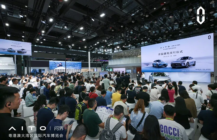 People visit the Guangdong-Hong Kong-Macao Greater Bay Area International Auto Show in Shenzhen, where the Aito M5 was displayed. (Weibo)