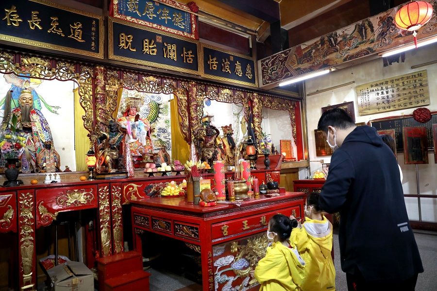 In this photo taken on 11 April 2020, worshippers are seen worshipping Mazu at Chao Zong Gong (朝宗宫) in Xiamen, Fujian. (CNS)