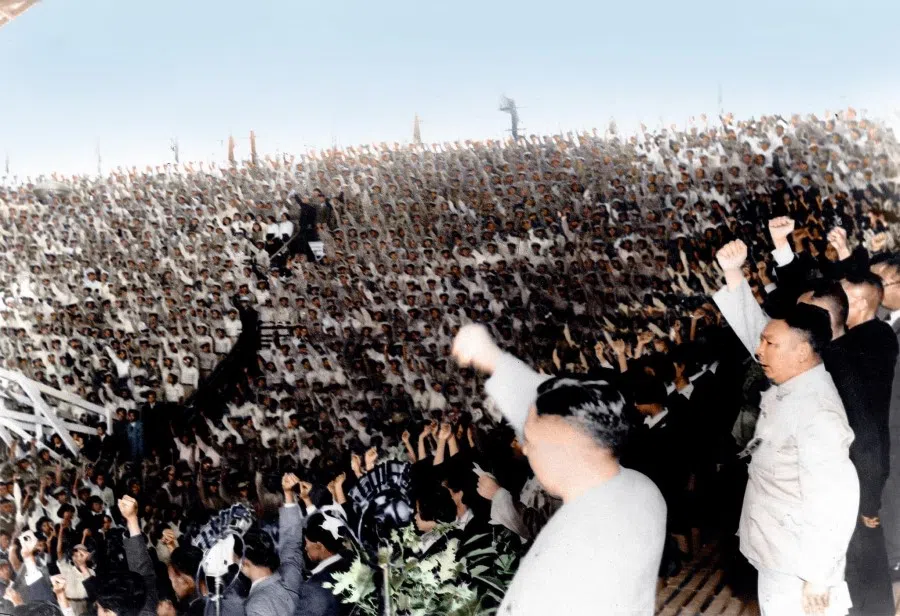 In 1952, during the founding assembly of the China Youth Corps, director of the Political Warfare Department of the Ministry of National Defense, Chiang Ching-kuo, led young representatives from across the country in chanting slogans, organising youth masses to learn anti-Communist ideology and spirit.