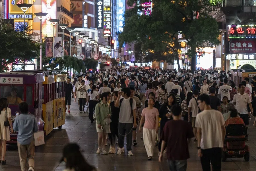 Pedestrians on Nanjing Road shopping area in Shanghai, China, 7 August 2024. (Qilai Shen/Bloomberg)