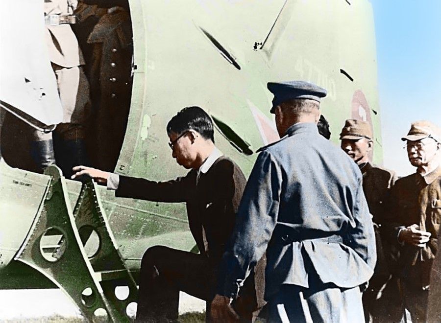 In August 1945, the Soviet Red Army put Puyi on a military aircraft to the Soviet Union. The surrendered Japanese guards on the right can only watch him leave.
