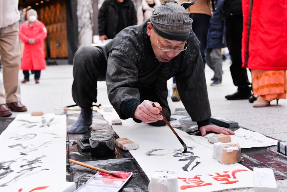 A Japanese calligrapher writes his prayers and blessings (难病退散，万病平愈, roughly, viruses retreat, and illnesses cured) for Wuhan on 9 February 2020, in the streets of Tokyo. (CNS)