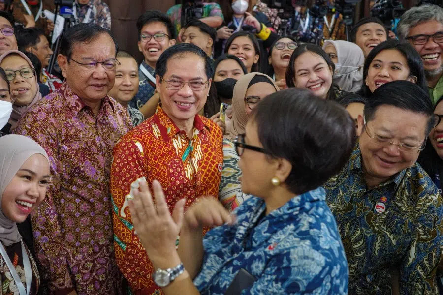 Attendees take their positions for a photograph with journalists during the ASEAN Foreign Ministers' Retreat in Jakarta on 4 February 2023. (Bay Ismoyo/AFP)