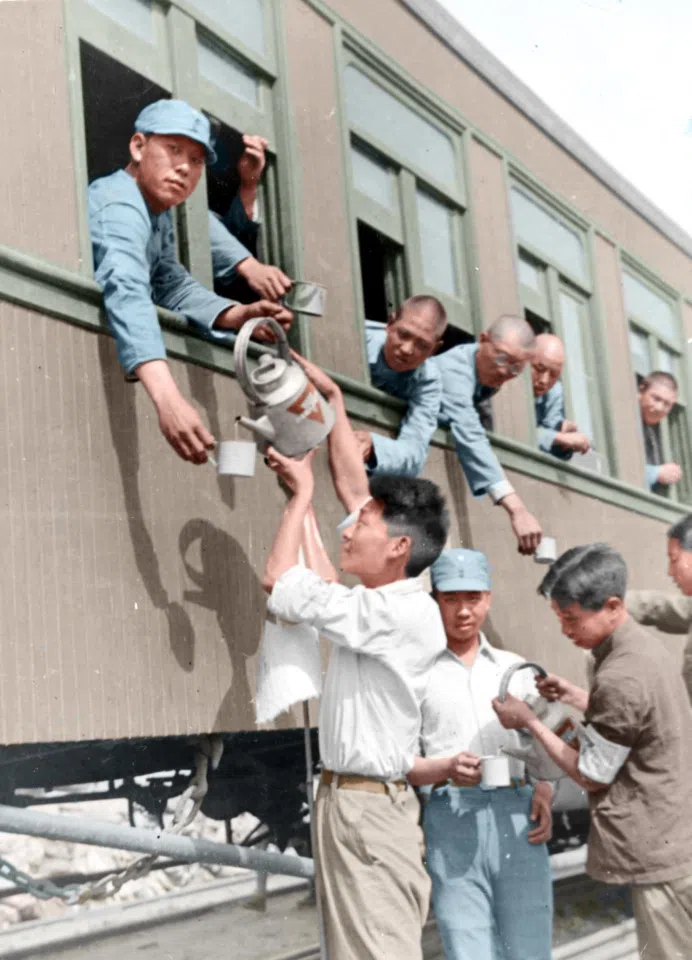 YMCA members in Chongqing distributing refreshments to army troops on their way to the front line in the north, 1939. These volunteer groups went deep into the combat zone, with many Chinese youths heading to the front lines to take care of the troops and help boost morale. The eight years of war became a shared memory for many.