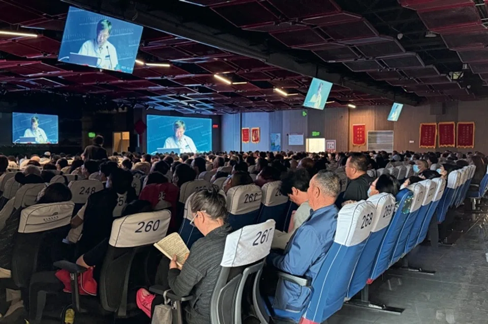 Around 800 participants attend a lecture at Ajitai Health City in Ejin Horo Banner, Ordos, on 3 June 2025. (Fan Qiaojia/Caixin)