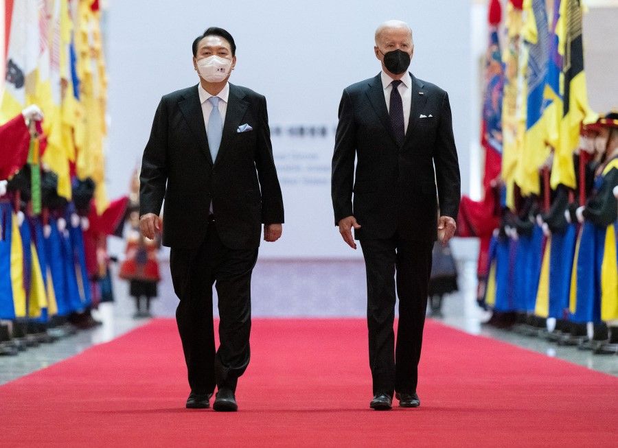 South Korean President Yoon Suk-yeol (left) and US President Joe Biden arrive for a state dinner at the National Museum of Korea in Seoul on 21 May 2022. (Saul Loeb/AFP)