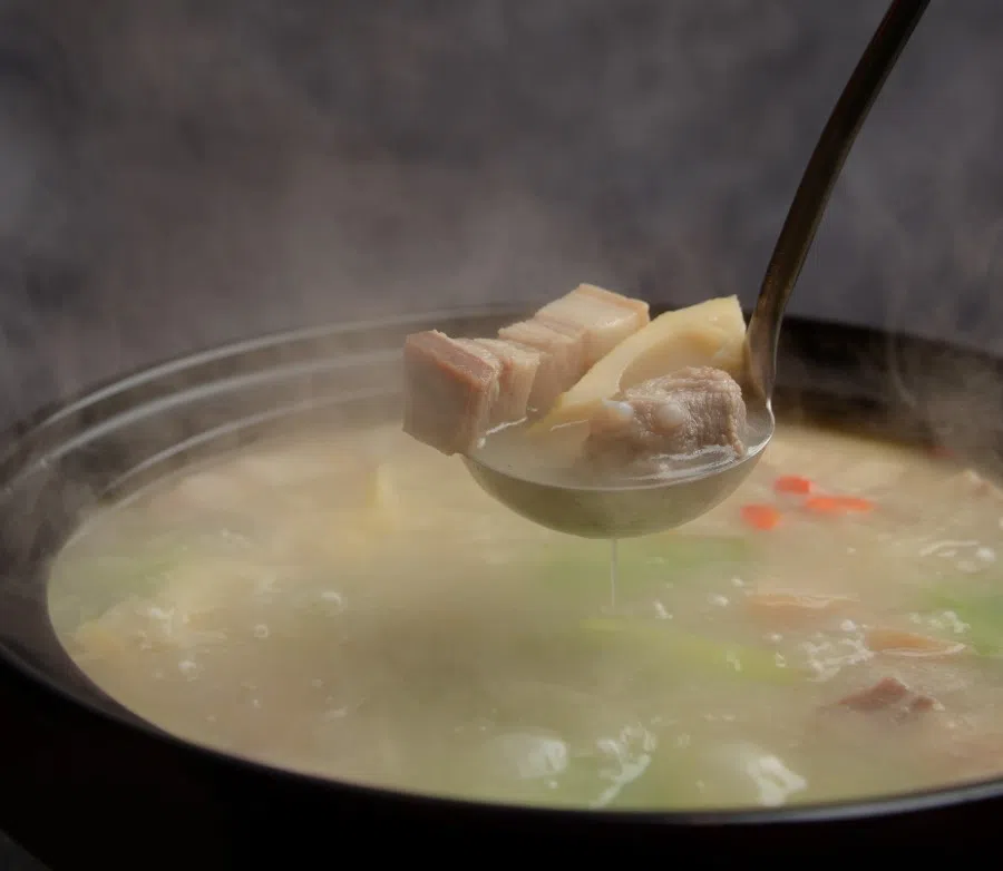 Yanduxian 腌笃鲜, a Jiangnan cuisine of bamboo shoot soup with pork cooked in a claypot. (Shangri-la Hotel)