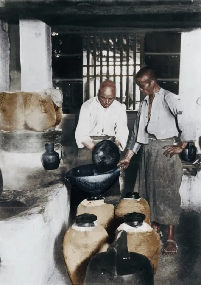 Traditional wine-making in Shaoxing, 1930s.