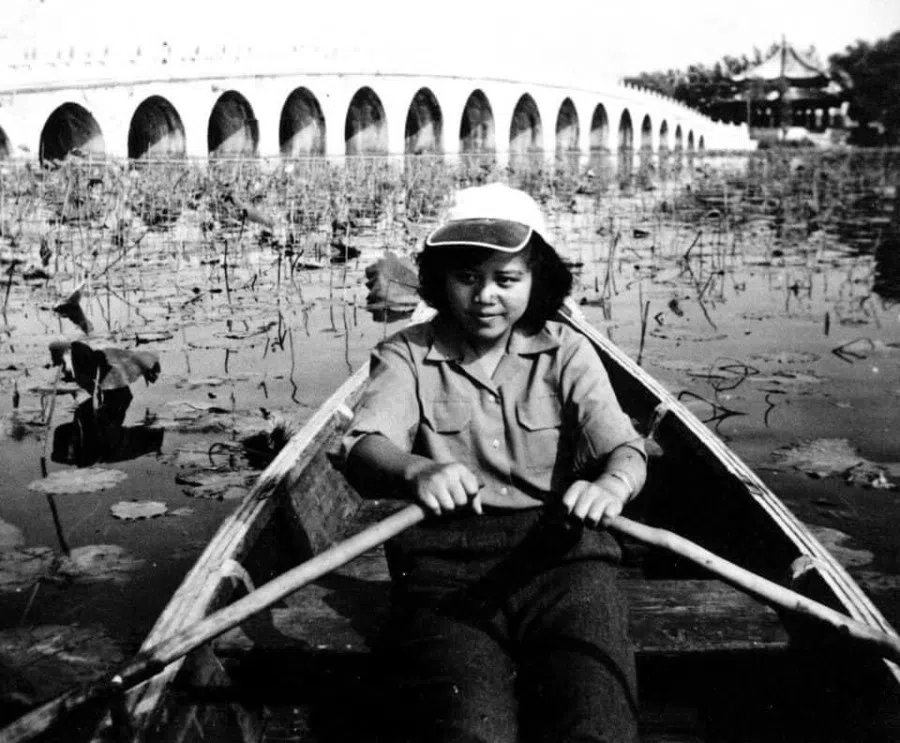 During her studies in Beijing, Lin Liyun visited the Summer Palace.