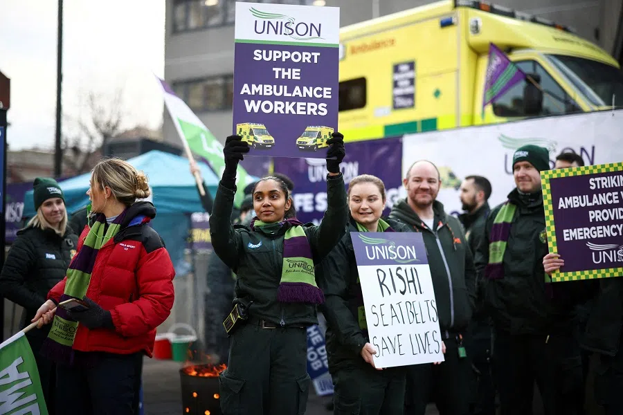 People protest in front of the London Ambulance Service during a strike by ambulance workers due to a dispute with the government over pay, in London, Britain, 23 January 2023. (Henry Nicholls/File Photo/Reuters)