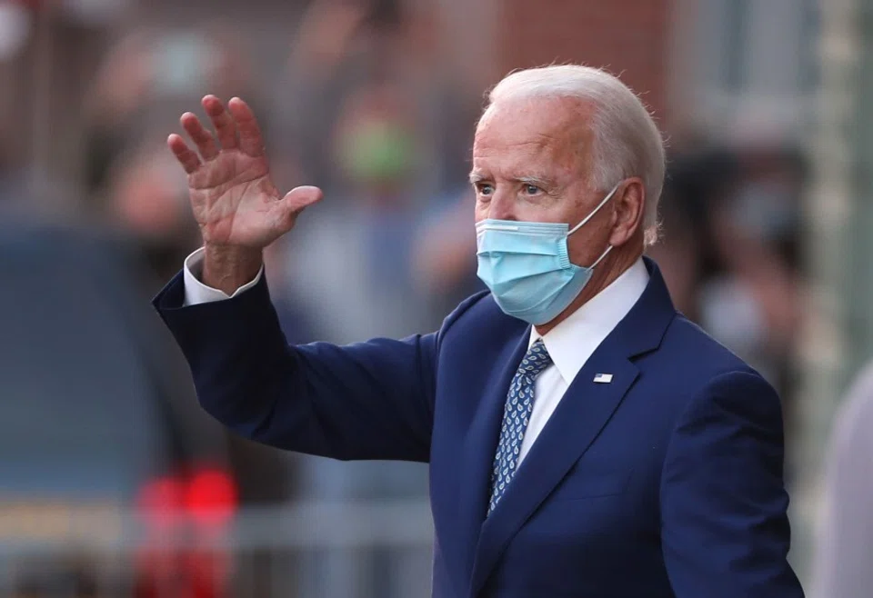 President-elect Joe Biden waves to supporters as he leaves the Queen theater after receiving a briefing from the transition COVID-19 advisory board on 9 November 2020 in Wilmington, Delaware.(Joe Raedle/Getty Images/AFP)