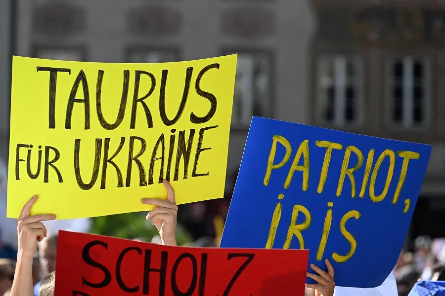 Supporters of Ukraine hold up placards calling on the German government to supply Ukraine with Taurus air-to-surface cruise missiles at an electoral meeting of the Social Democratic Party on 18 August 2023 on the Marienplatz in Munich, Germany. (Christof Stache/AFP)