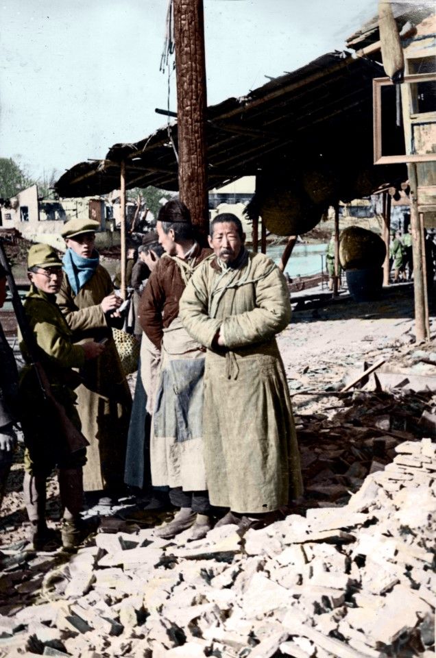 In November 1937, after the Japanese took Shanghai, they followed the Yangtze River to Nanjing, slaughtering civilians as they took various cities along the way. This photo shows the tragic fate of Chinese civilians, tied up by the Japanese in a city near Jiangnan.