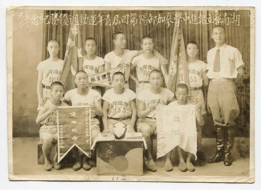 Liu (back row, third from left) was a sports enthusiast at Xiejin Middle School and won many awards.