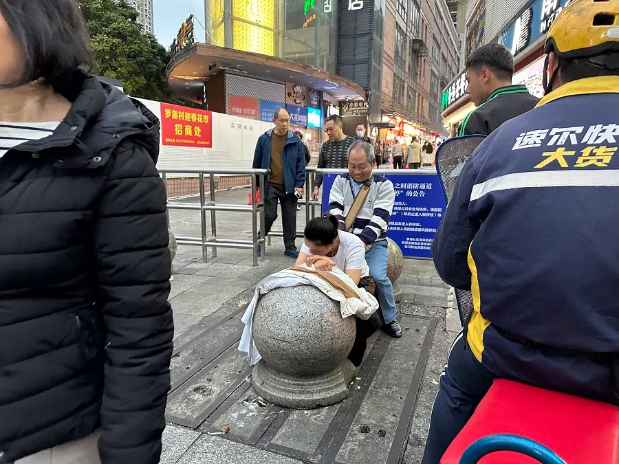 A customer gets a massage on the street in Shenzhen.