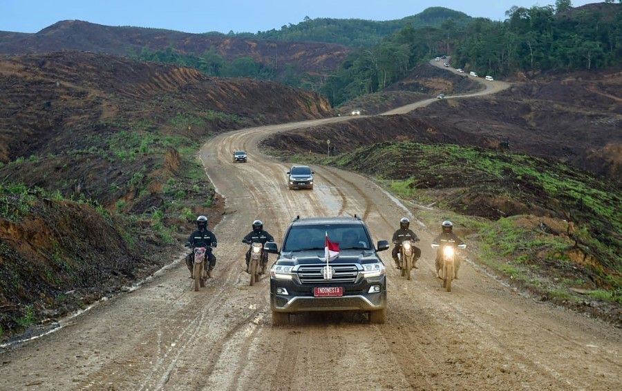 This file handout picture taken and released on 17 December 2019 by the Indonesian Presidential Palace shows a motorcade transporting Indonesia's President Joko Widodo during his visit to North Penajam Paser district near Sepaku in East Kalimantan, where the government plans to build its new capital city replacing Jakarta. (Handout/Indonesian Presidential Palace/AFP)