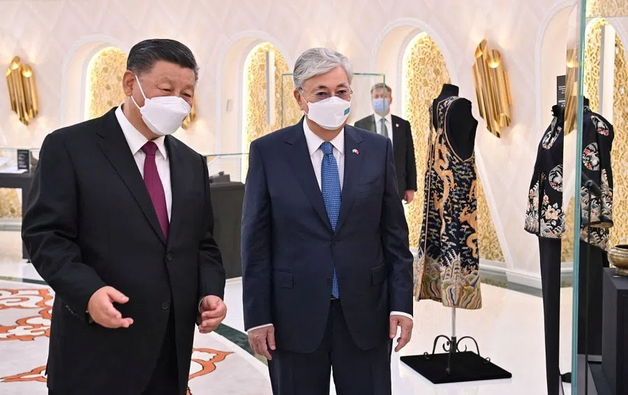 Kazakh President Kassym-Jomart Tokayev and Chinese President Xi Jinping tour the exhibition "Kazakhstan-China: Dialogue of Millenniums" in Nur-Sultan, Kazakhstan, 14 September 2022. (Press service of the President of Kazakhstan/Handout via Reuters)