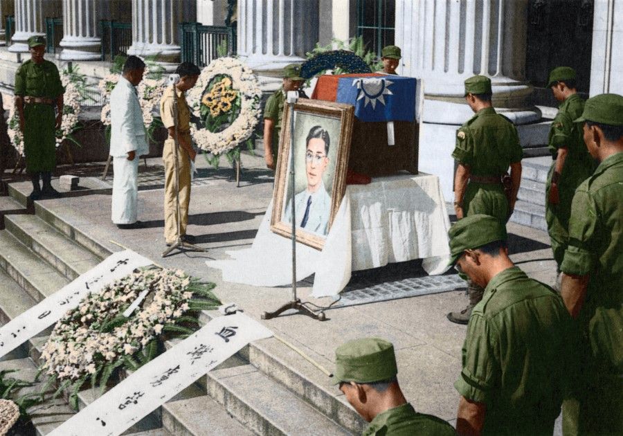 A public memorial for Major-General Lim Bo Seng in front of City Hall, 13 January 1946. Lim was born in Quanzhou, Fujian province, and came to Singapore in his youth to study at Raffles Institution. After Japan occupied Singapore, Lim led the resistance Force 136 under the Allied army and gathered intelligence from India. He was arrested after a failed operation and died as a war hero. In 1956, the Singapore government named a lane off Whitley Road as Bo Seng Avenue to commemorate Lim's bravery.