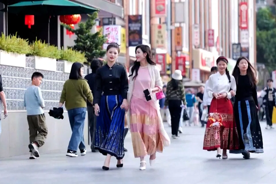 Ladies dressed in Neo-Chinese clothing in Xiamen, Fujian Province, China. (Screen grab from CCTV)