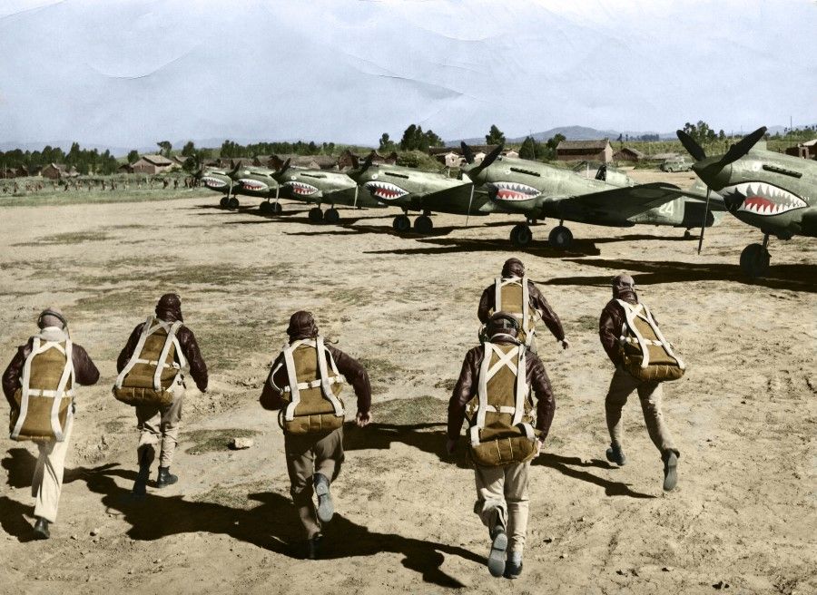 Kunming Airport, 1942. On hearing the alarm signalling an attack by Japanese planes, US pilots of the American Volunteer Group run towards their own planes. The Flying Tigers used Curtiss H81-A2 Tomahawk fighters, with the "clear skies" logo (based on the Republic of China flag) of the China air force spray-painted on the wings, and no logos associated with the US military. It was only after 1943 that the planes used by the US in assisting China were painted with the logos of the US Air Force and the US Army Aviation Branch.