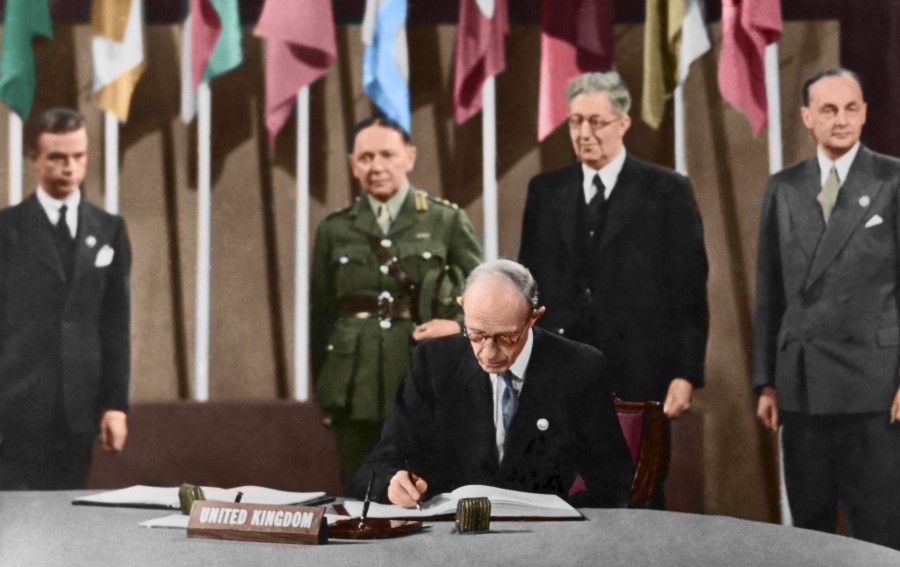 5 July 1945, San Francisco - At the UNCIO meeting, Earl Halifax, chief delegate and British ambassador to the US, is signing the UN Charter. Standing further left in the back row is Alger Hiss, executive secretary of this conference.