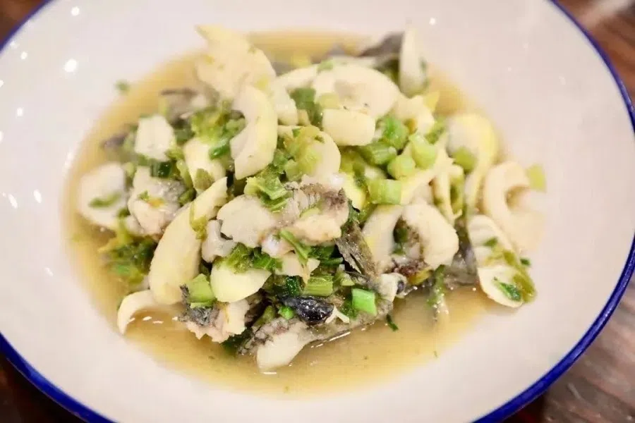 The dish of dark sleeper fish (步鱼) with spring bamboo shoots. (WeChat/玉茗堂前)