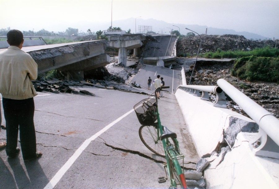 In 1999, during the 921 earthquake, the Mingzhu Bridge - the main bridge connecting Nantou to Puli - collapsed due to the strong tremors, disrupting transportation.